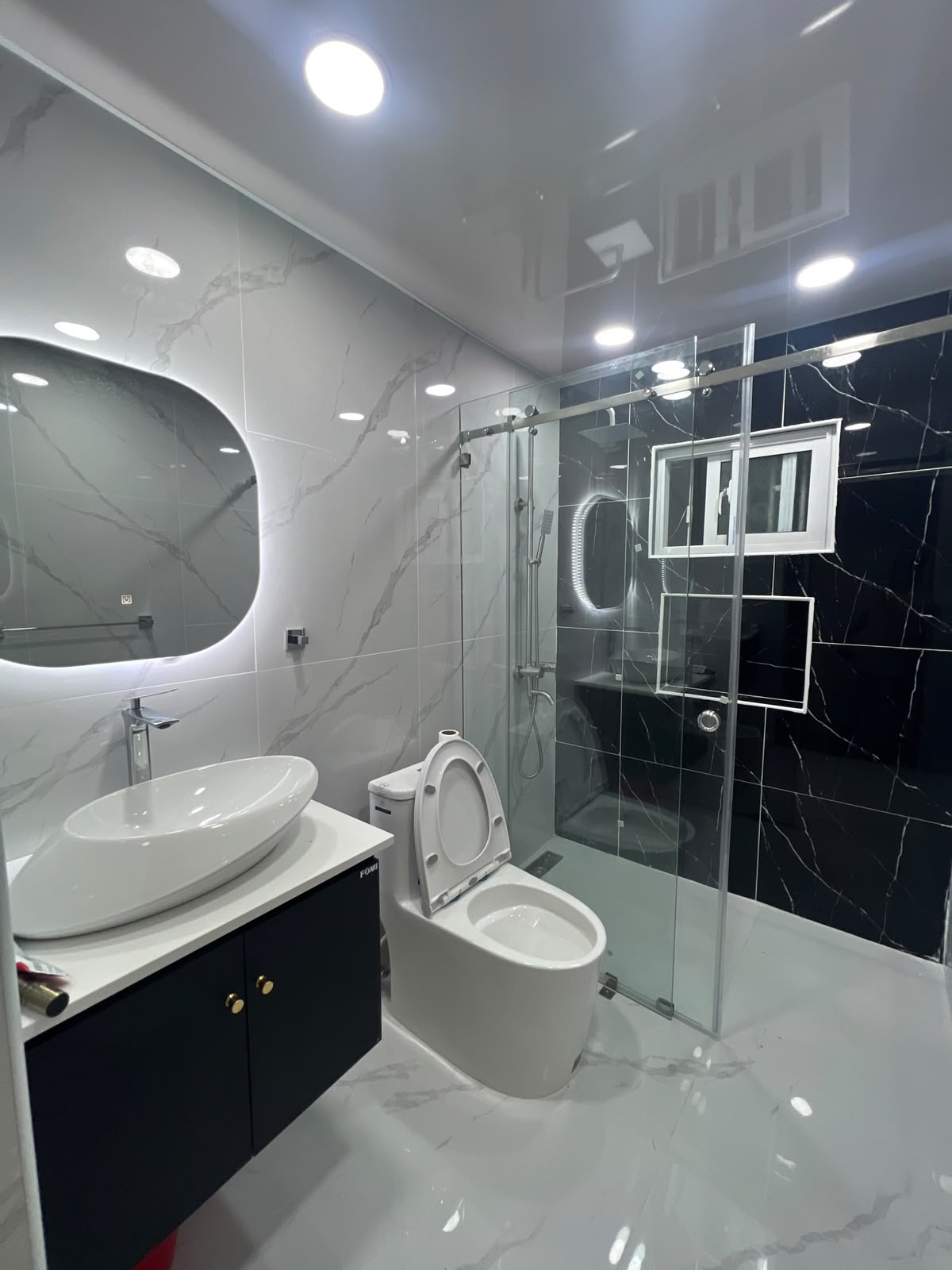 Baño en mármol blanco y negro