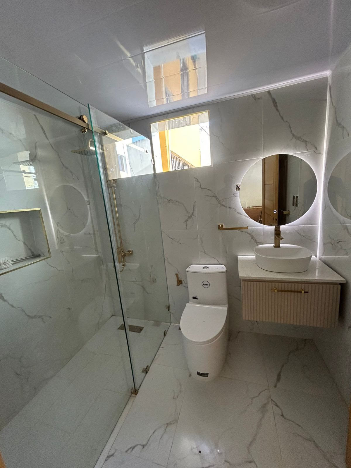 Baño crema con grifería dorada