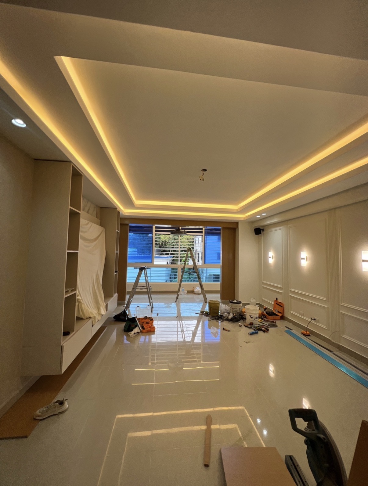 Sala con iluminación y ebanistería