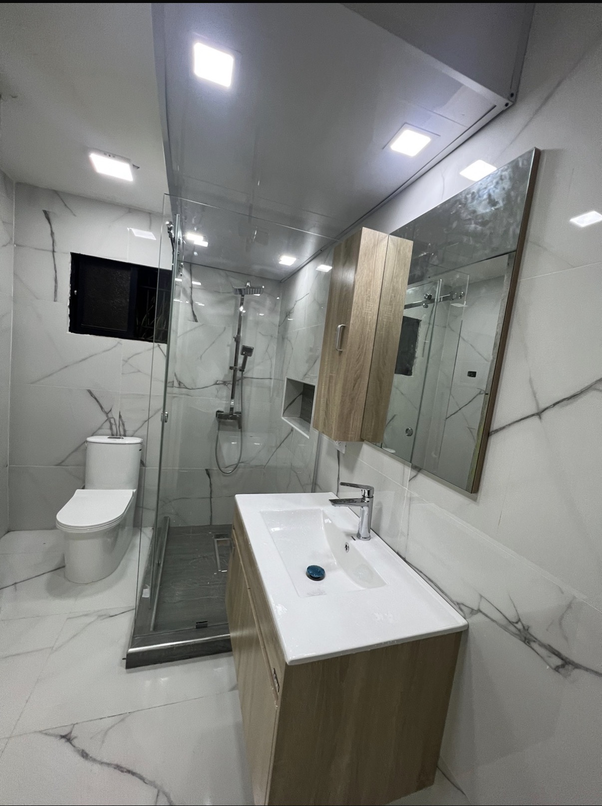 Baño elegante con acabados premium