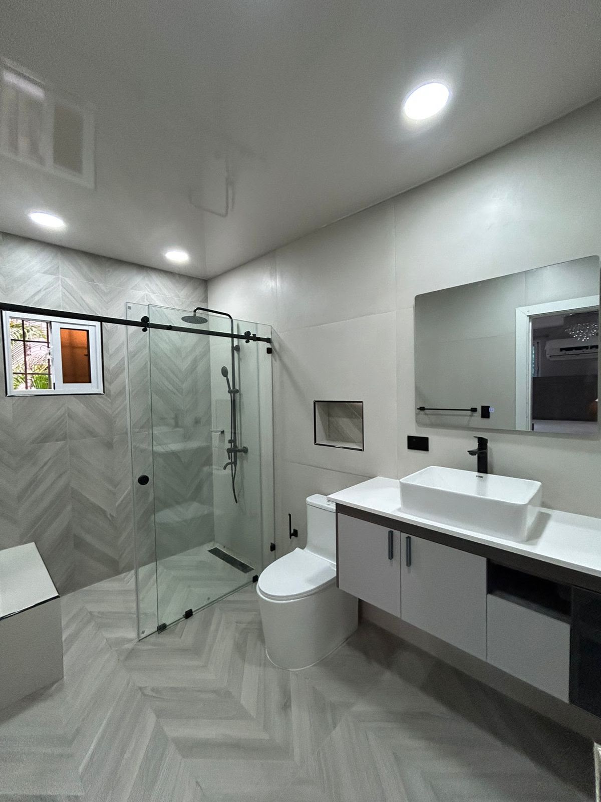 Baño minimalista con grifería negra