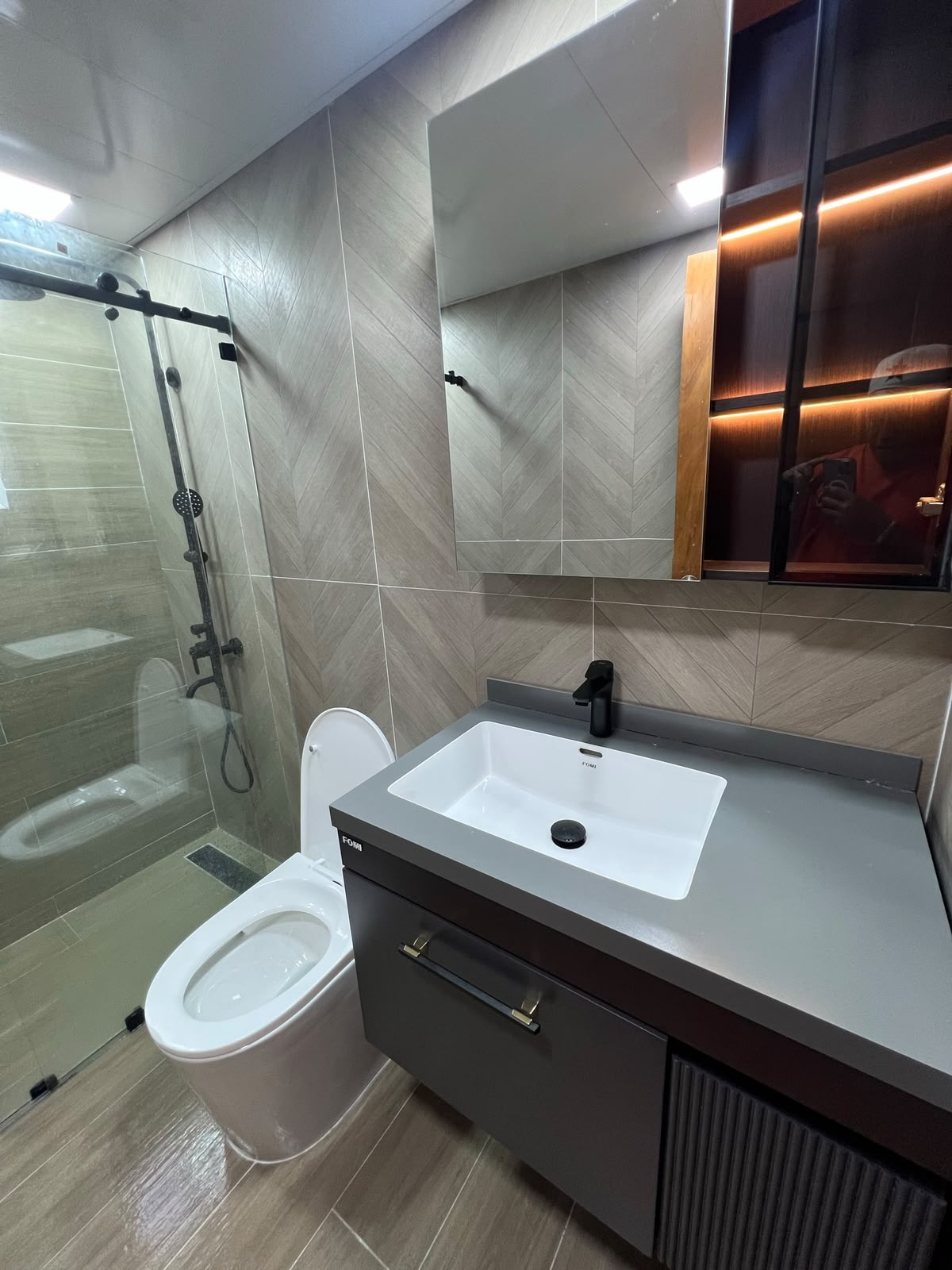 Baño con piso en espiga y vanitorio grafito